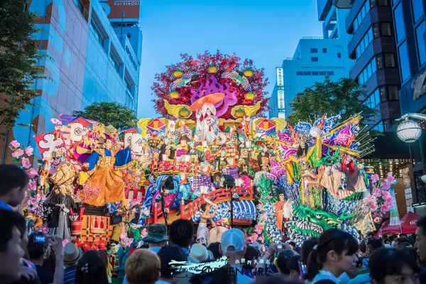 八戶三社大祭 - 巨大山車遊行 八戶三社大祭 - 巨大山車遊行